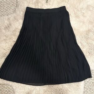 🔥Size medium, pleated George skirt in excellent shape hardly worn